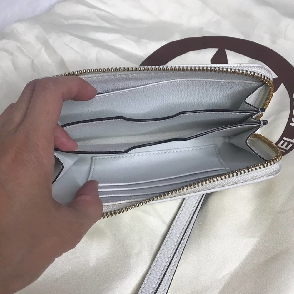 A1) Michael Kors Clutches Wristlet Removable Strap - Picture 3 of 6